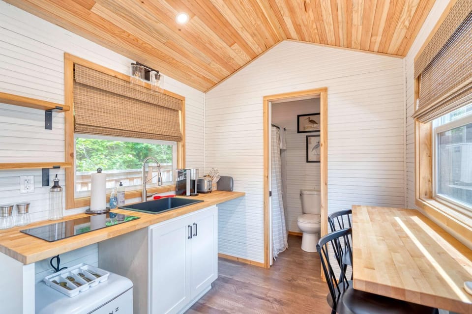Stay Portland - Tiny Farmhouse - Walk to Local Shops & Restaurants House in Portland