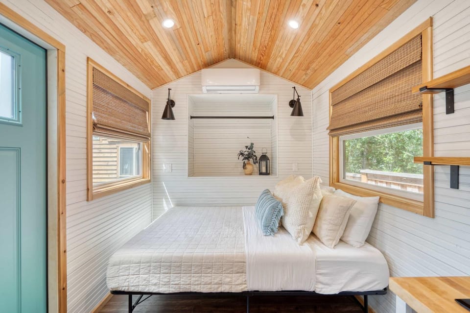 Stay Portland - Tiny Farmhouse - Walk to Local Shops & Restaurants House in Portland