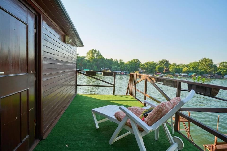 Homey house boat, great location Docked boat in Belgrade