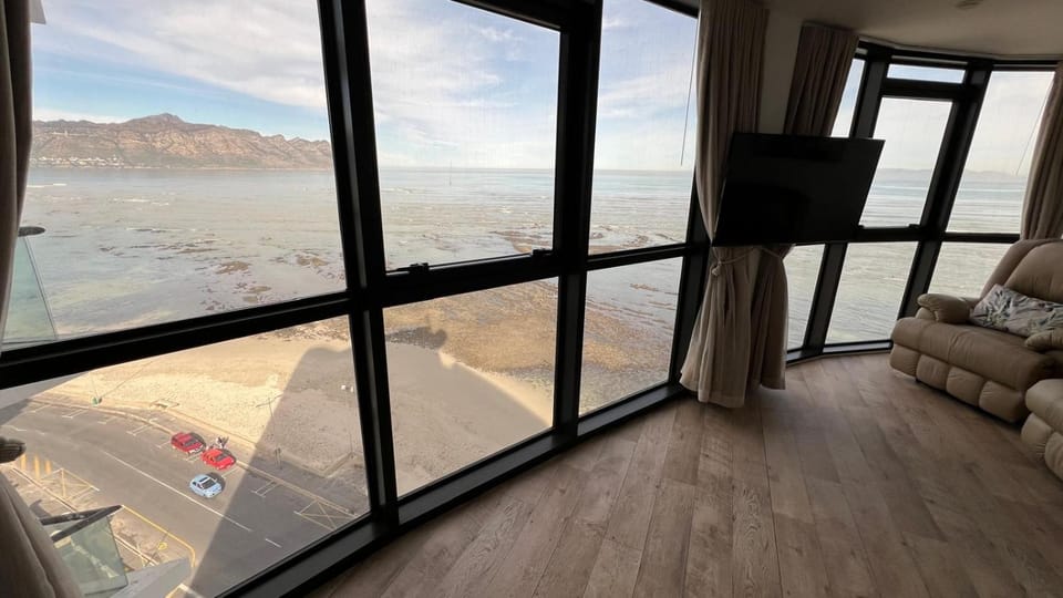 Natural landscape, TV and multimedia, View (from property/room), Living room, Seating area, Evening entertainment, Mountain view, Sea view