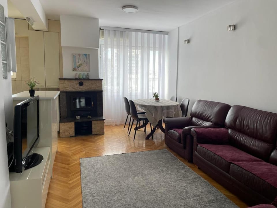 TV and multimedia, Living room, Dining area, fireplace