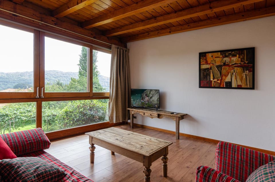 Communal lounge/ TV room, Natural landscape, TV and multimedia