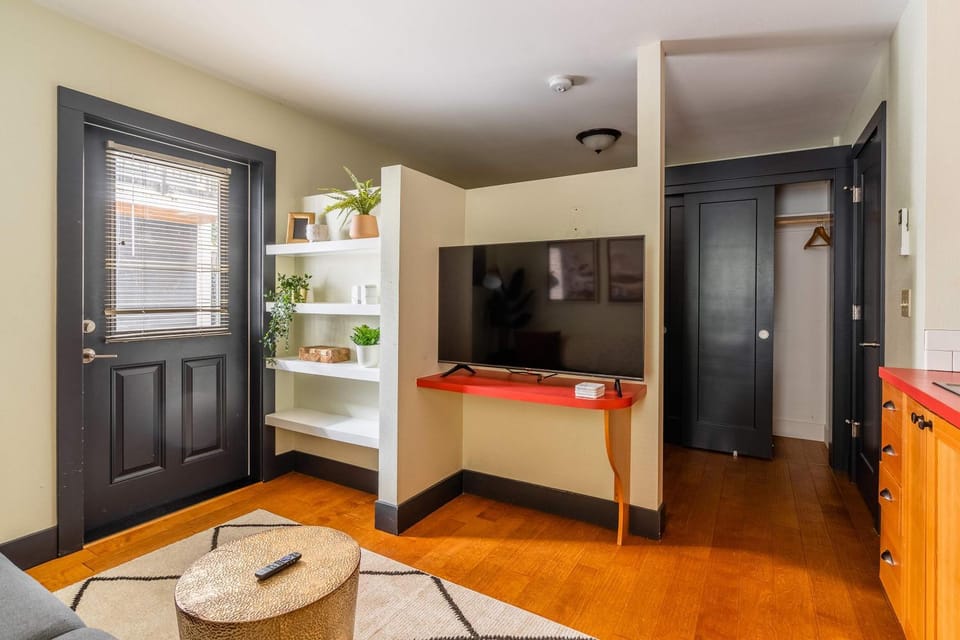 Stay Portland - Quirky Micro Apt - Foodies, Artists, Coffee Lovers House in Portland