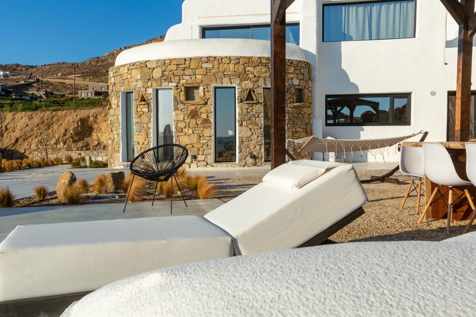 Property building, Patio, Day, Natural landscape, View (from property/room), Seating area, Dining area, Mountain view, Pool view, Swimming pool, sunbed