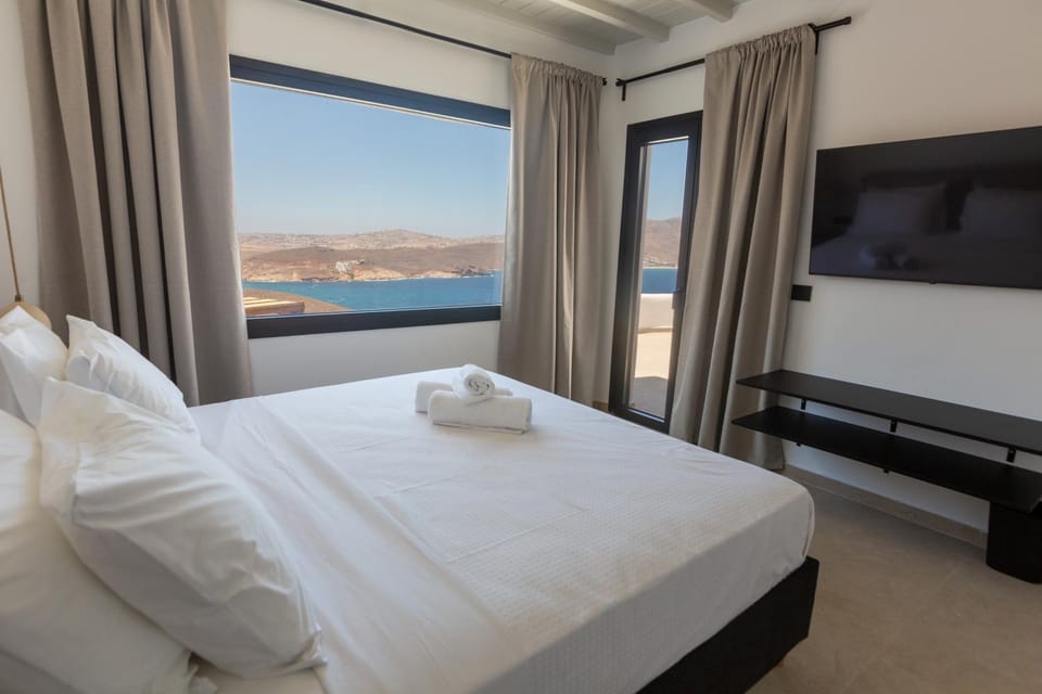 Bed, Natural landscape, TV and multimedia, Photo of the whole room, Bedroom, Mountain view, towels