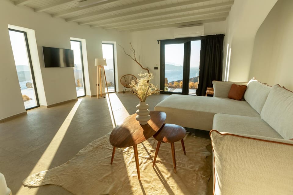 TV and multimedia, Living room, Seating area, Evening entertainment