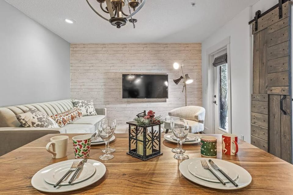 L109 Canmore World Class Solara Resort - Hot tub, Pool, Gym, AirCon, Free Parking & Netflix Apartment in Canmore