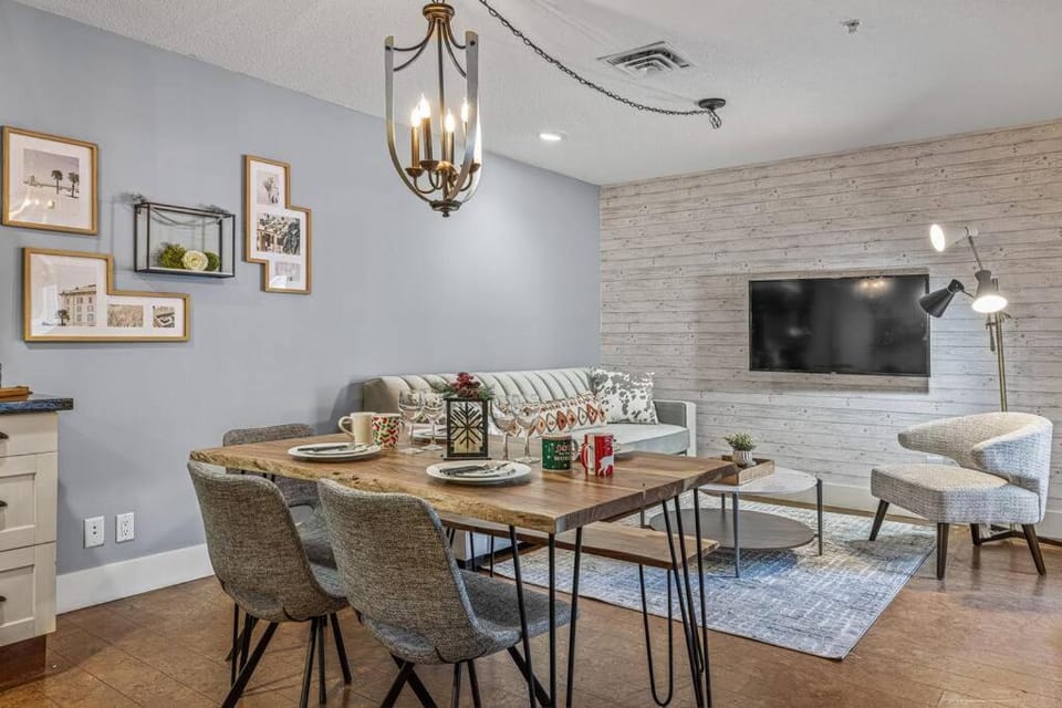 L109 Canmore World Class Solara Resort - Hot tub, Pool, Gym, AirCon, Free Parking & Netflix Apartment in Canmore