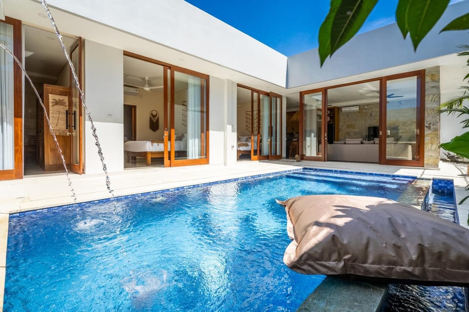 Property building, Day, Garden view, Pool view, sunbed