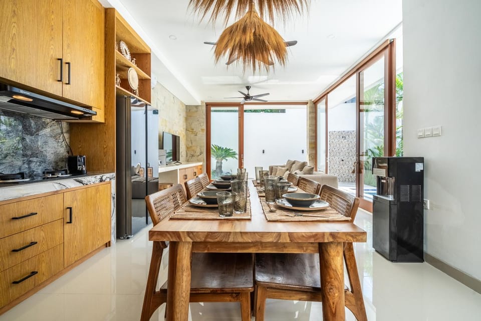 Kitchen or kitchenette, Dining area, stove