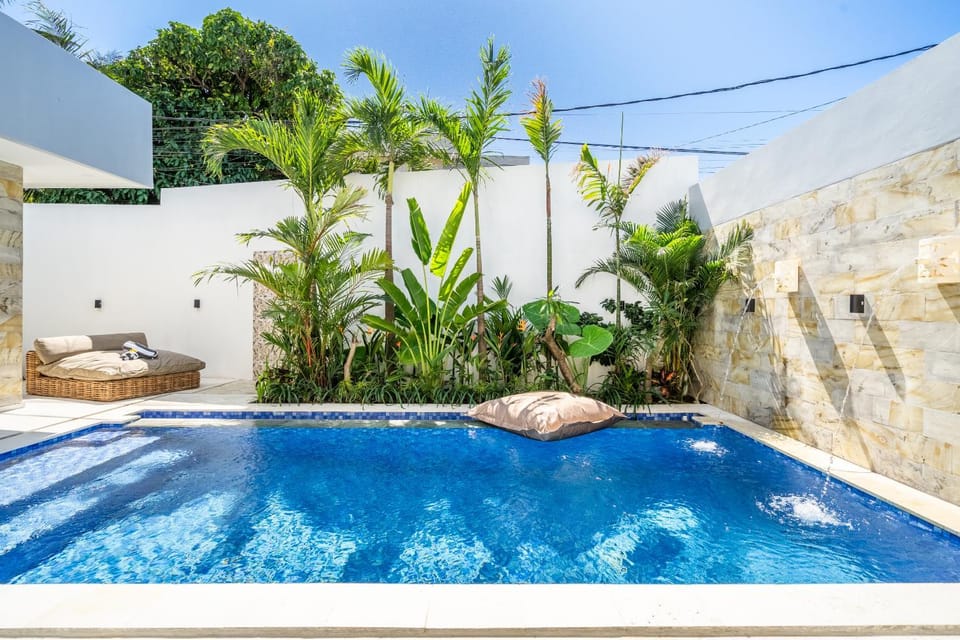 Pool view, Swimming pool, sunbed