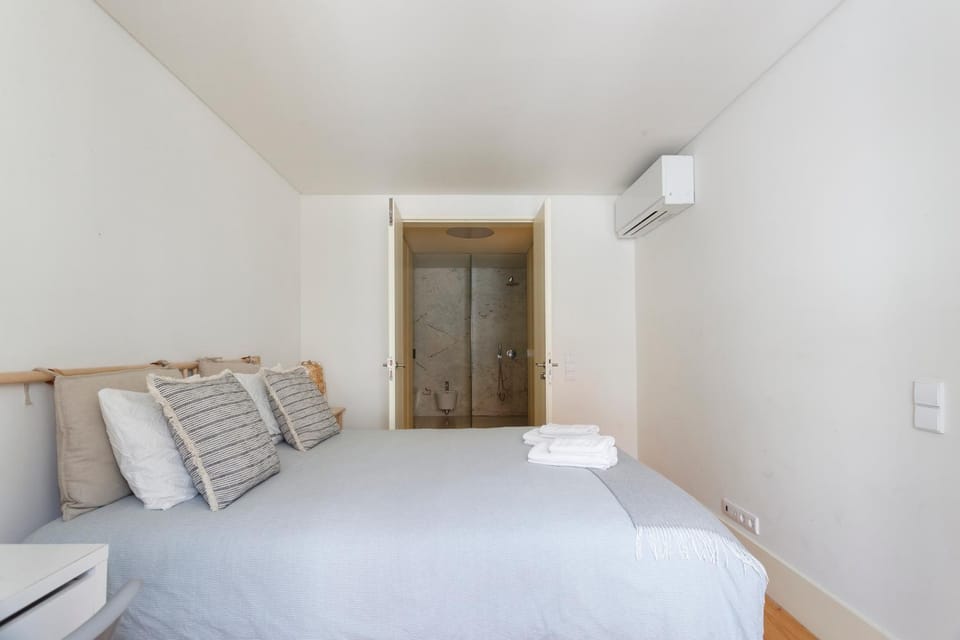 Bed, Photo of the whole room, Decorative detail, Bedroom