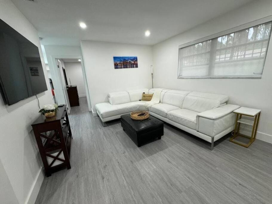 TV and multimedia, Living room, Evening entertainment
