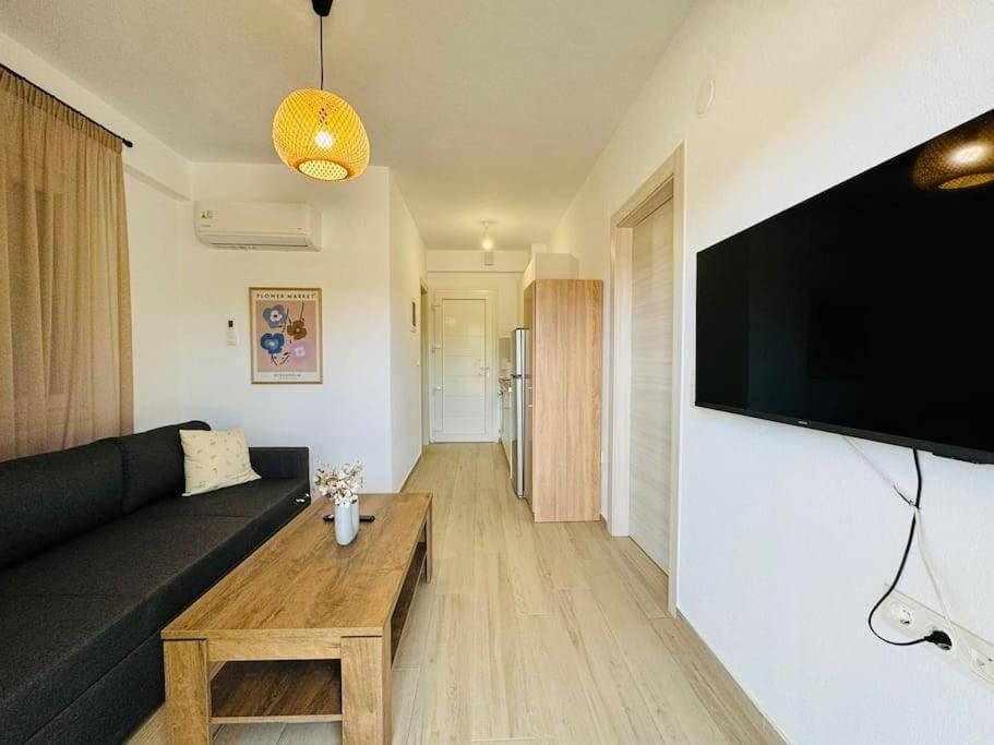 TV and multimedia, Living room, Seating area, air conditioner