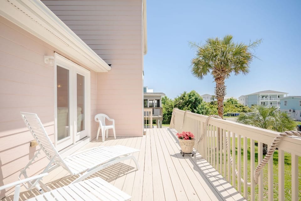 Sunkissed by Oak Island Accommodations House in Oak Island