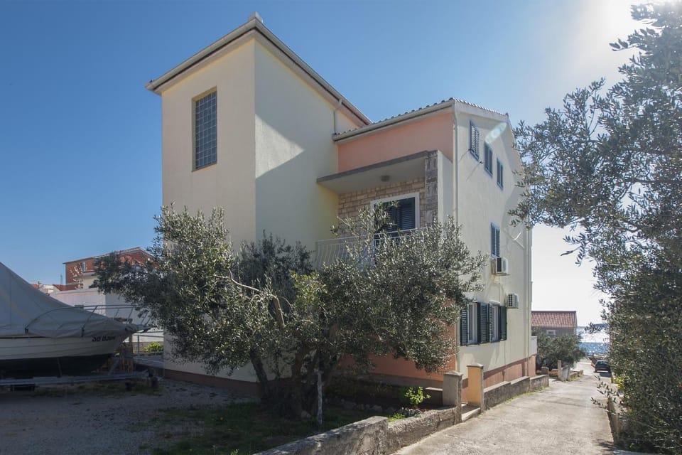 Property building, Facade/entrance, Off site