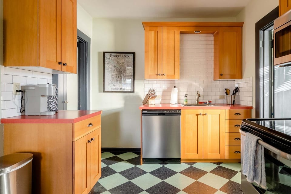 Stay Portland - Portland Classic - Walk to Local Coffee & Food House in Portland