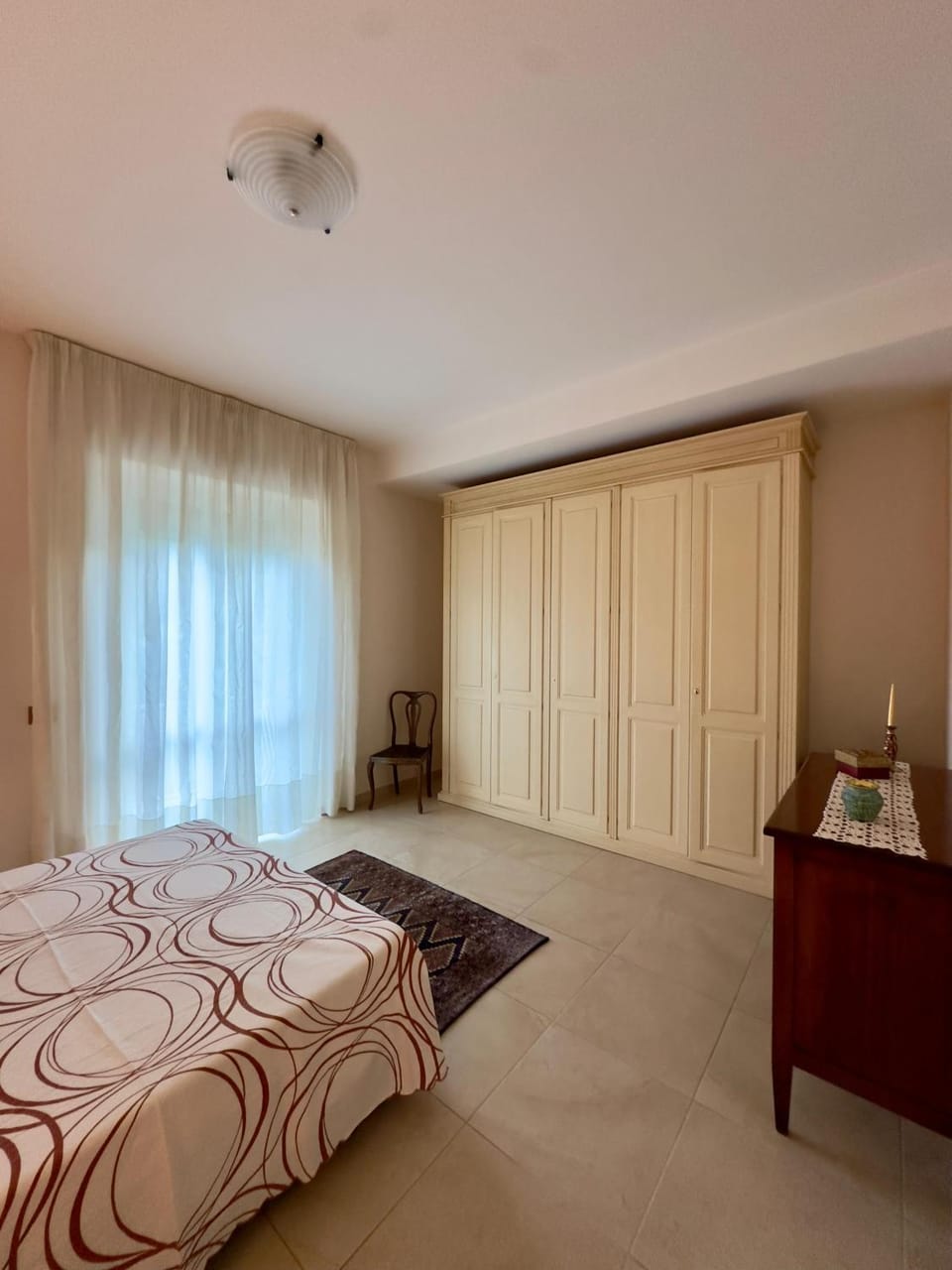 Photo of the whole room, Bedroom, wardrobe