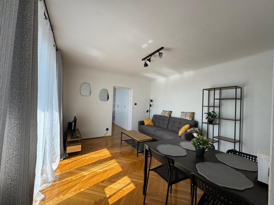 Bed, TV and multimedia, Living room, Photo of the whole room, Seating area, Dining area