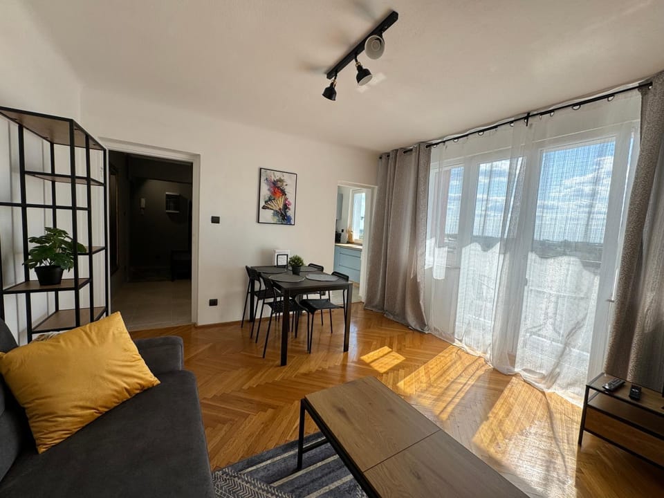 TV and multimedia, Living room, Seating area, Dining area