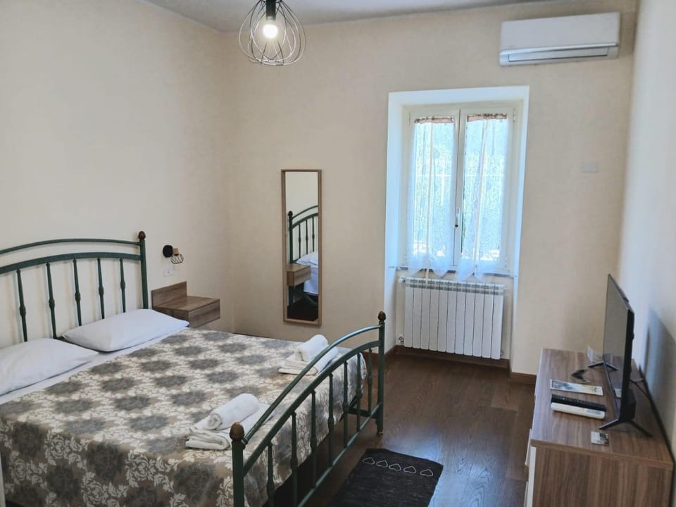 Bed, TV and multimedia, Photo of the whole room, Bedroom, air conditioner