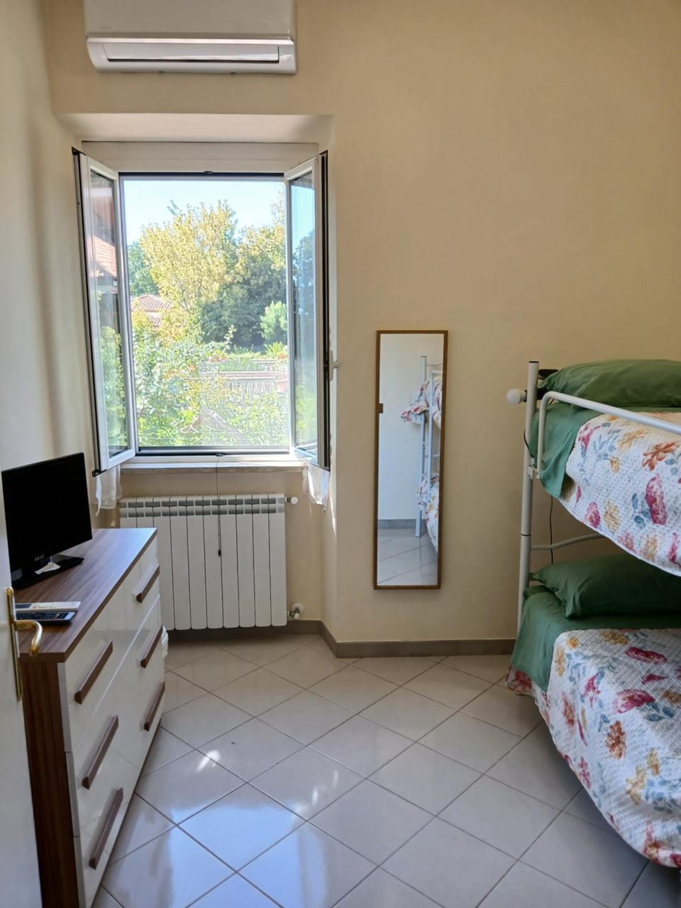 Bed, TV and multimedia, Photo of the whole room, Bedroom, bunk bed, air conditioner