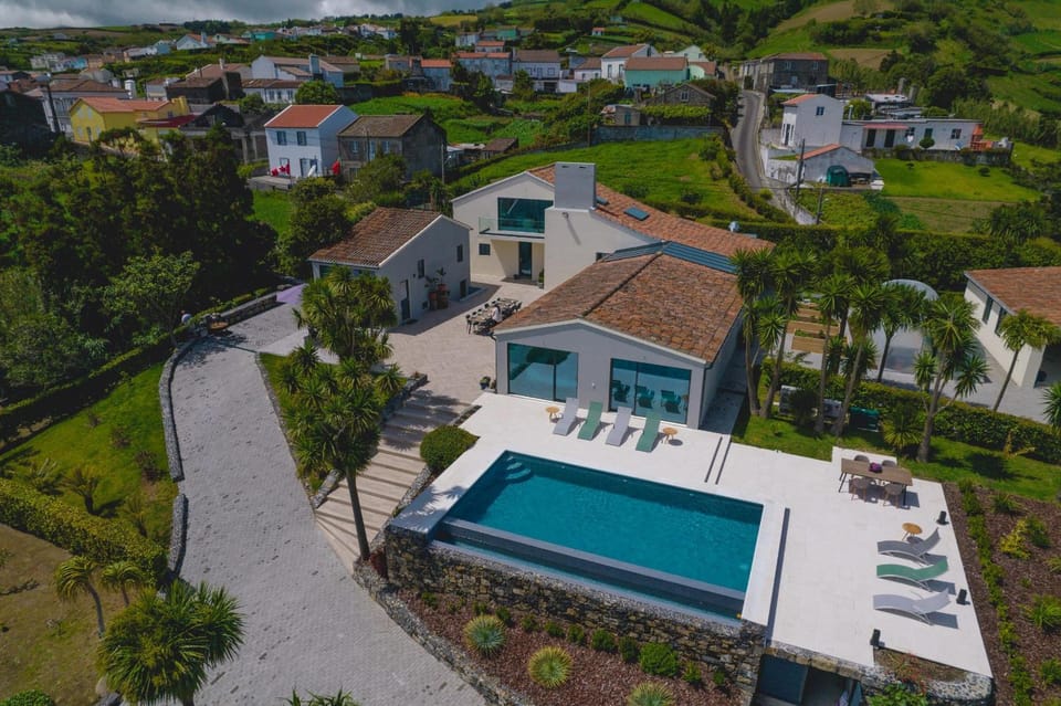 Property building, Natural landscape, Bird's eye view, Pool view, Swimming pool, sunbed