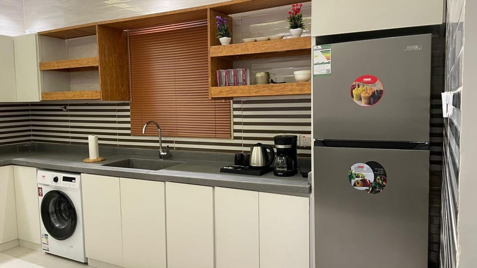 Coffee/tea facilities, Kitchen or kitchenette, oven, stove, washing machine