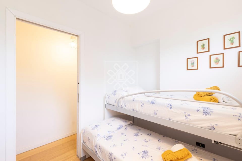 Photo of the whole room, Bedroom
