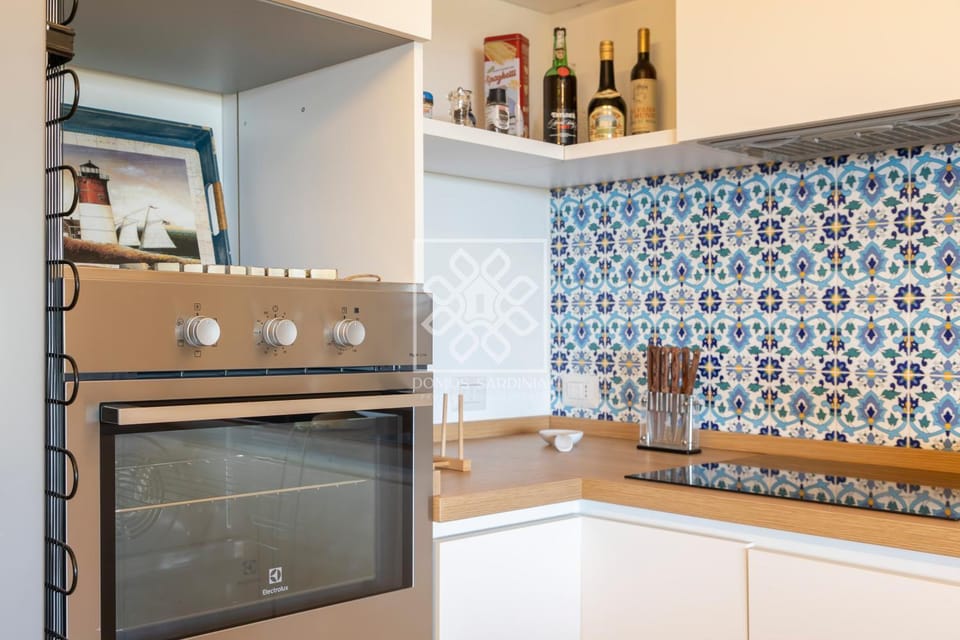 Kitchen or kitchenette, oven