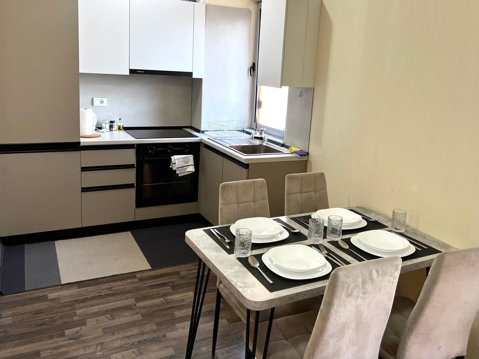 Kitchen or kitchenette, Dining area, stove