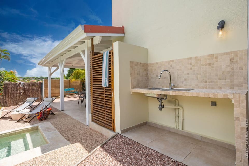 Shower, Kitchen or kitchenette