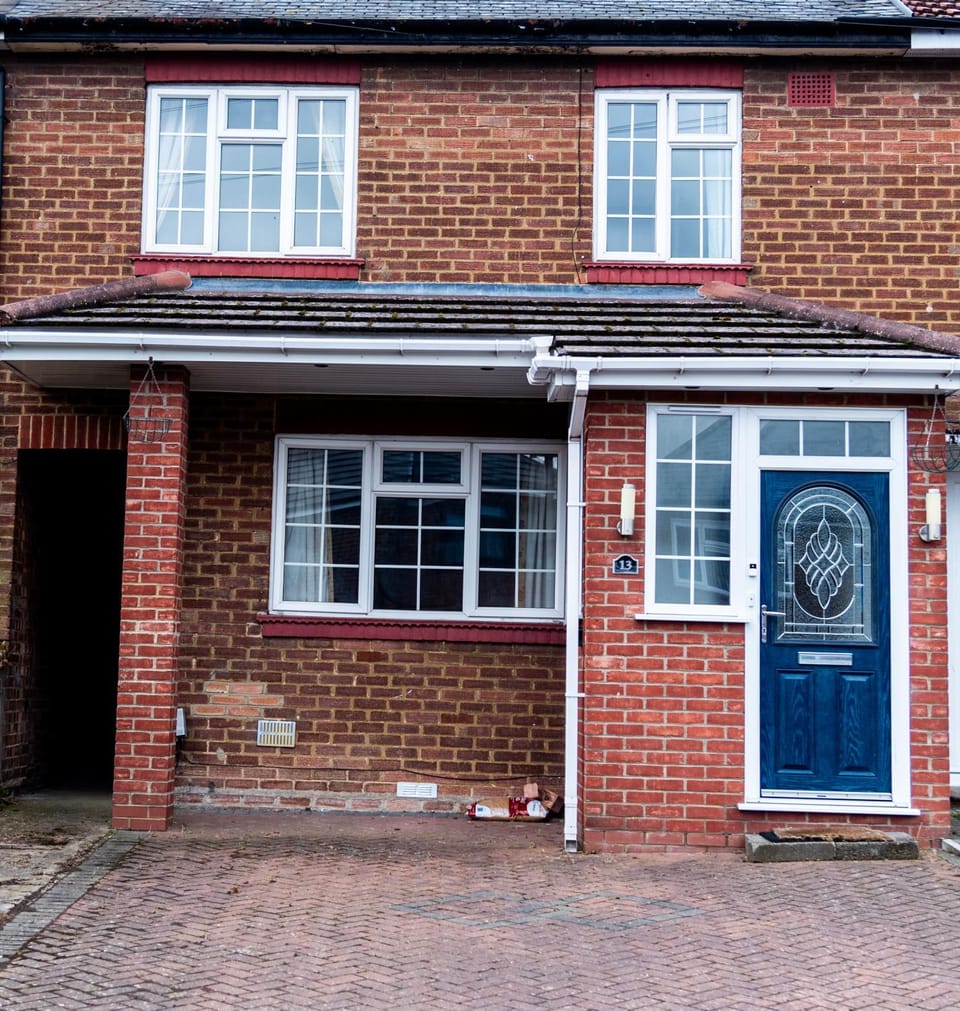 Cosy Inn near Luton Station, Mall and Luton Airport 10 Min House in Luton