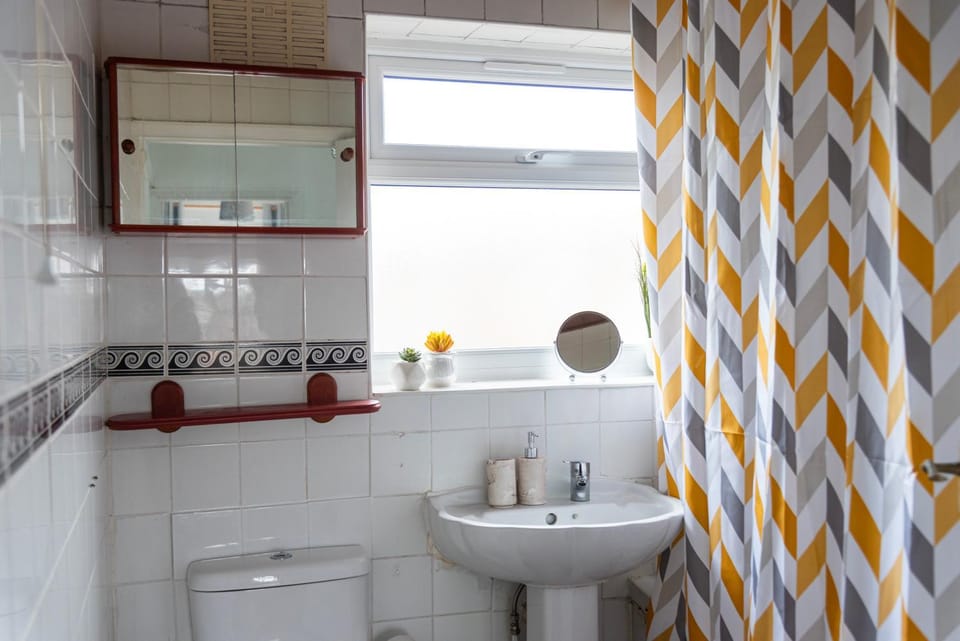 Cosy Inn near Luton Station, Mall and Luton Airport 10 Min House in Luton