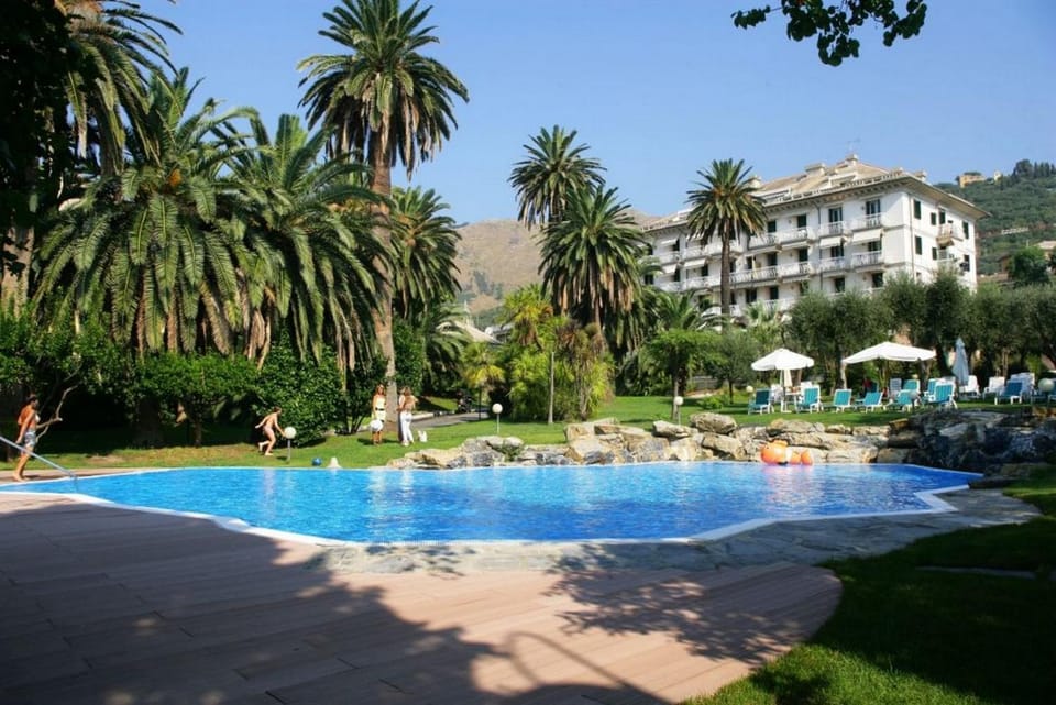 Property building, Facade/entrance, Garden, Swimming pool, Swimming pool