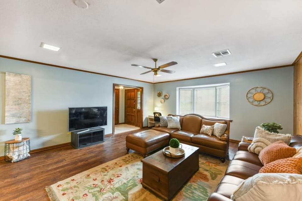 Communal lounge/ TV room, TV and multimedia, Living room, Seating area, Evening entertainment