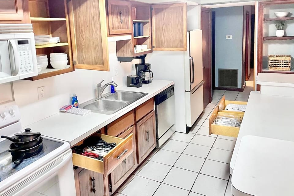 Kitchen or kitchenette, dishwasher, minibar, oven, pet friendly, stove, toaster
