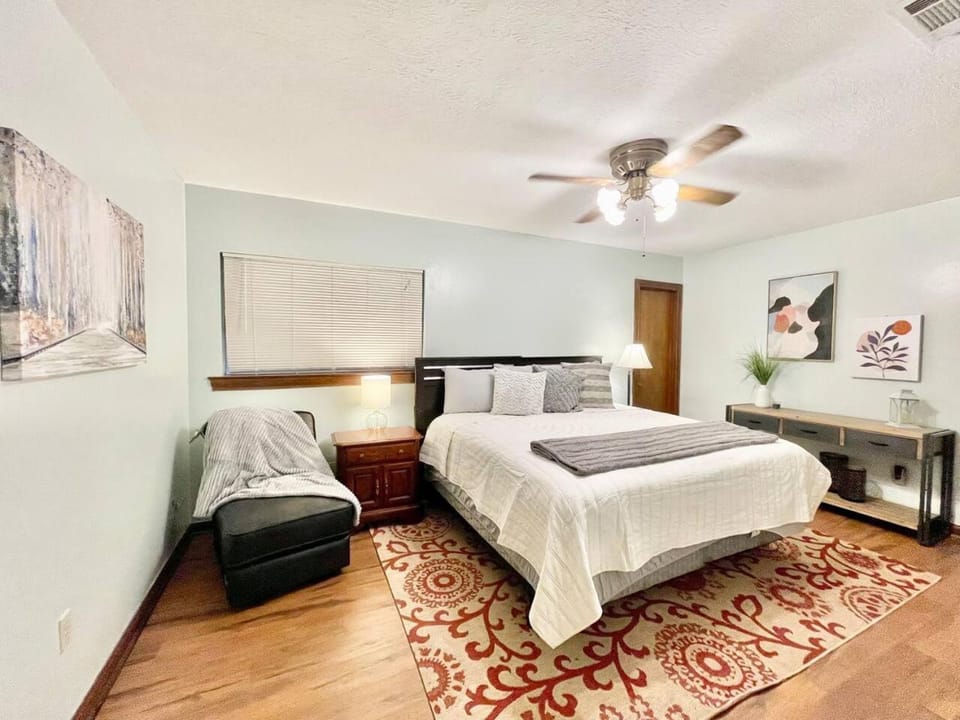 Bed, Photo of the whole room, Bedroom