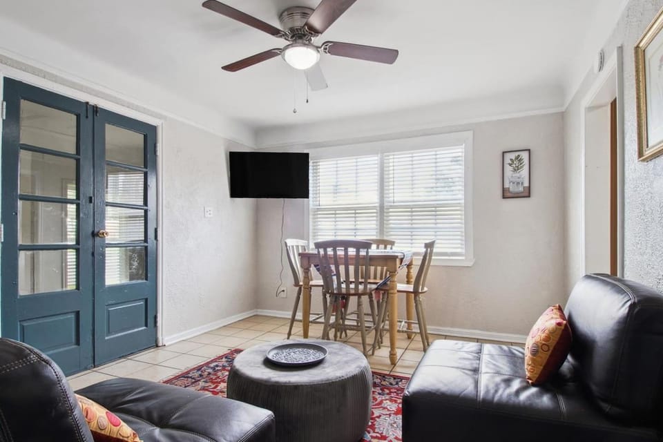 Communal lounge/ TV room, Living room, Seating area, Dining area, Evening entertainment