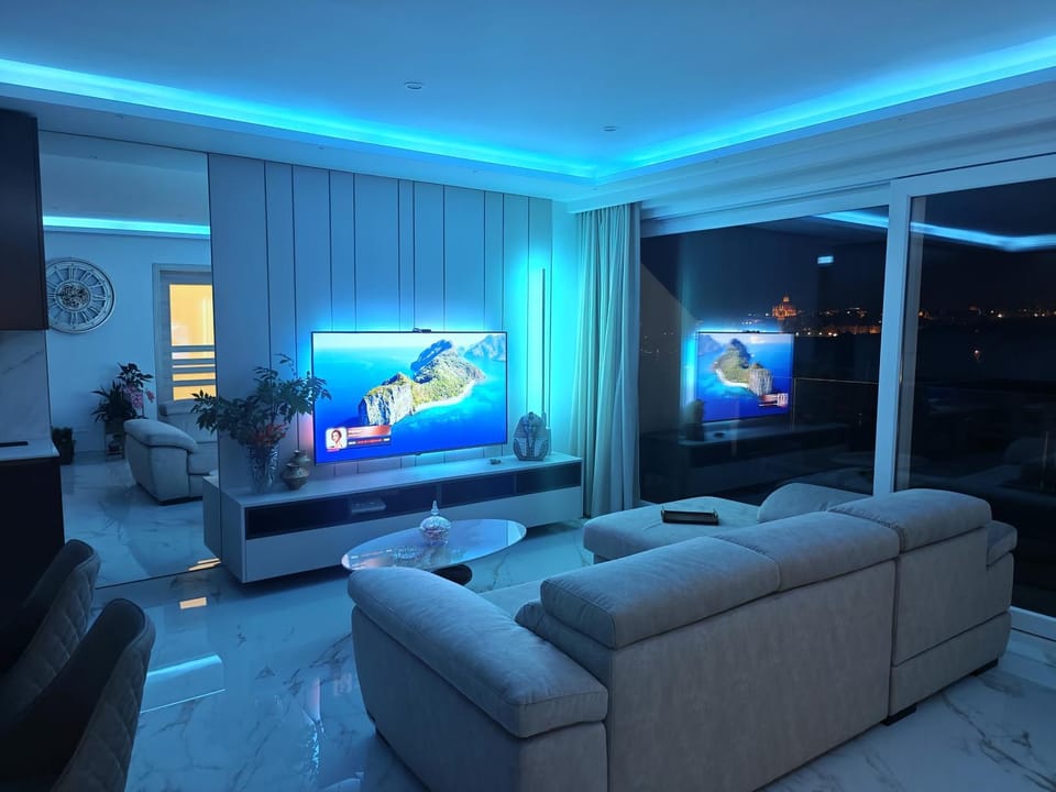 Communal lounge/ TV room, TV and multimedia, Living room, Seating area, Evening entertainment, Sea view, Sea view