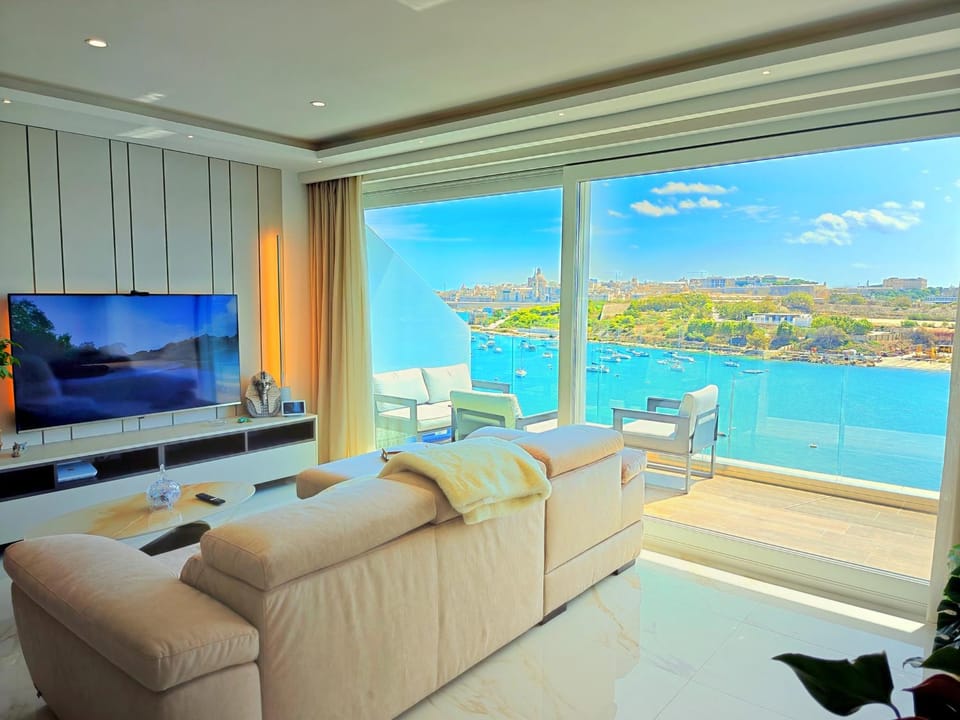 TV and multimedia, View (from property/room), View (from property/room), Balcony/Terrace, Balcony/Terrace, Living room, City view, City view, Sea view, Sea view, Entertainment, VIP