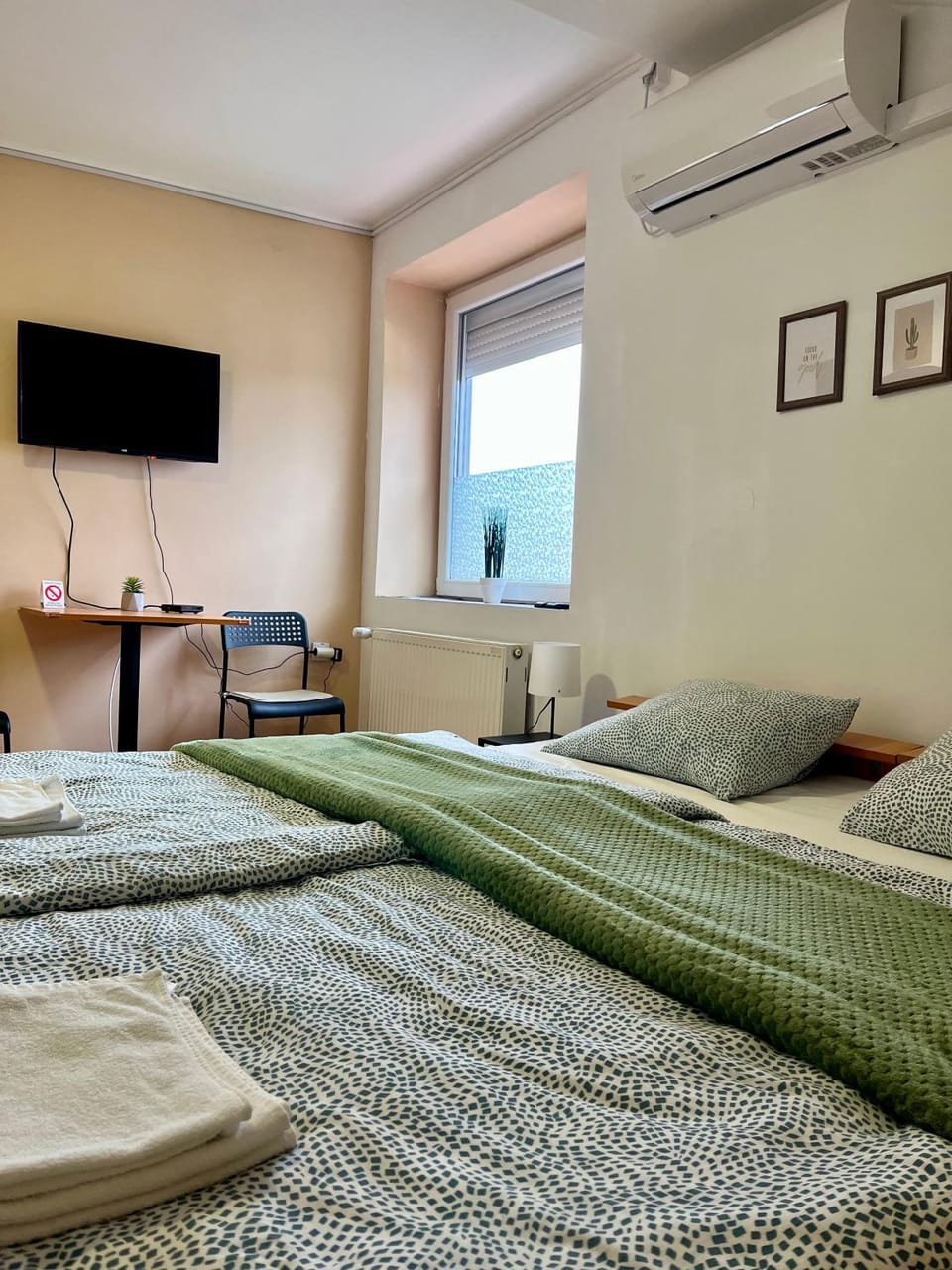 Bed, TV and multimedia, Bedroom, air conditioner