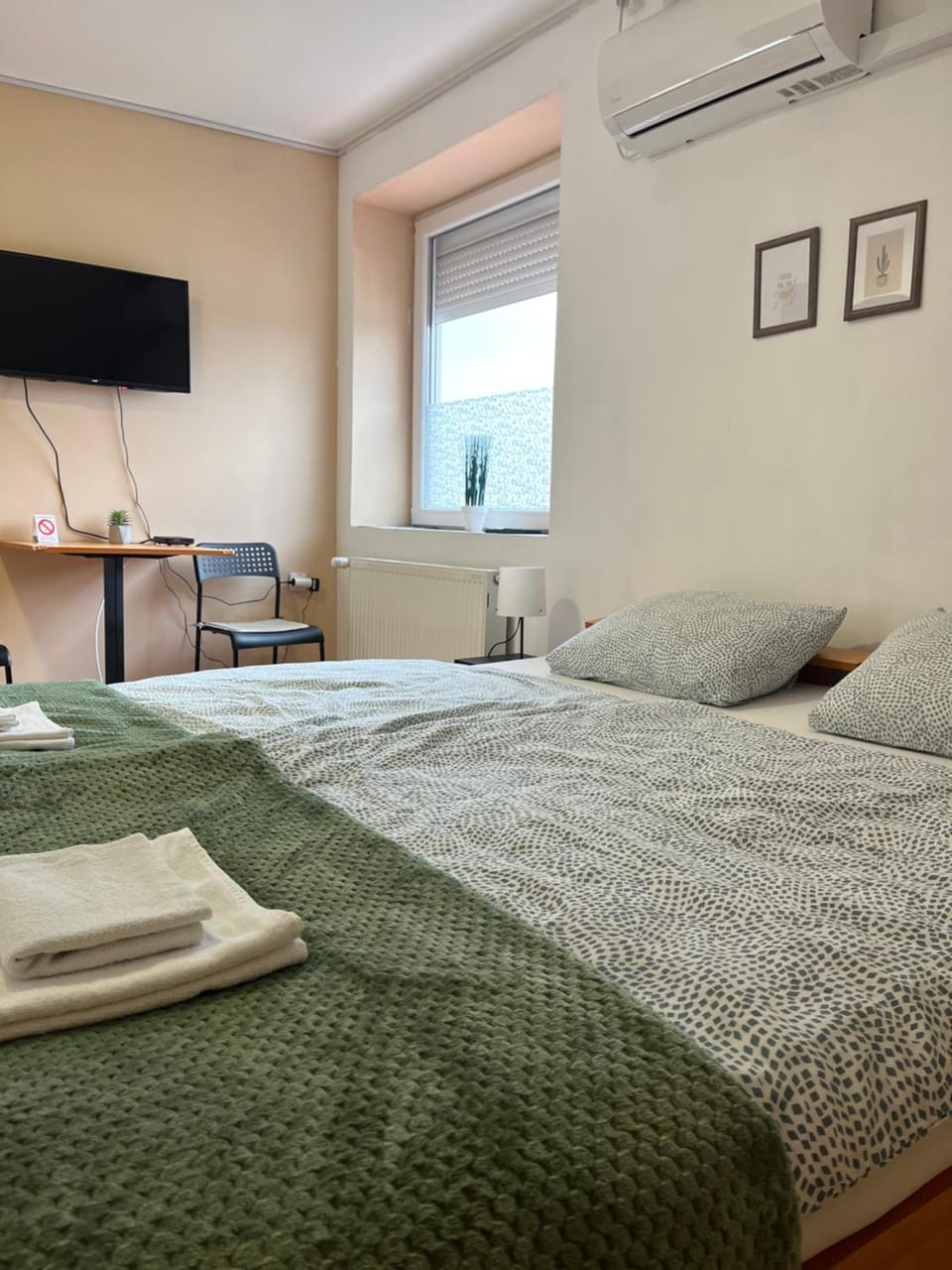 Bed, TV and multimedia, Bedroom, towels, air conditioner