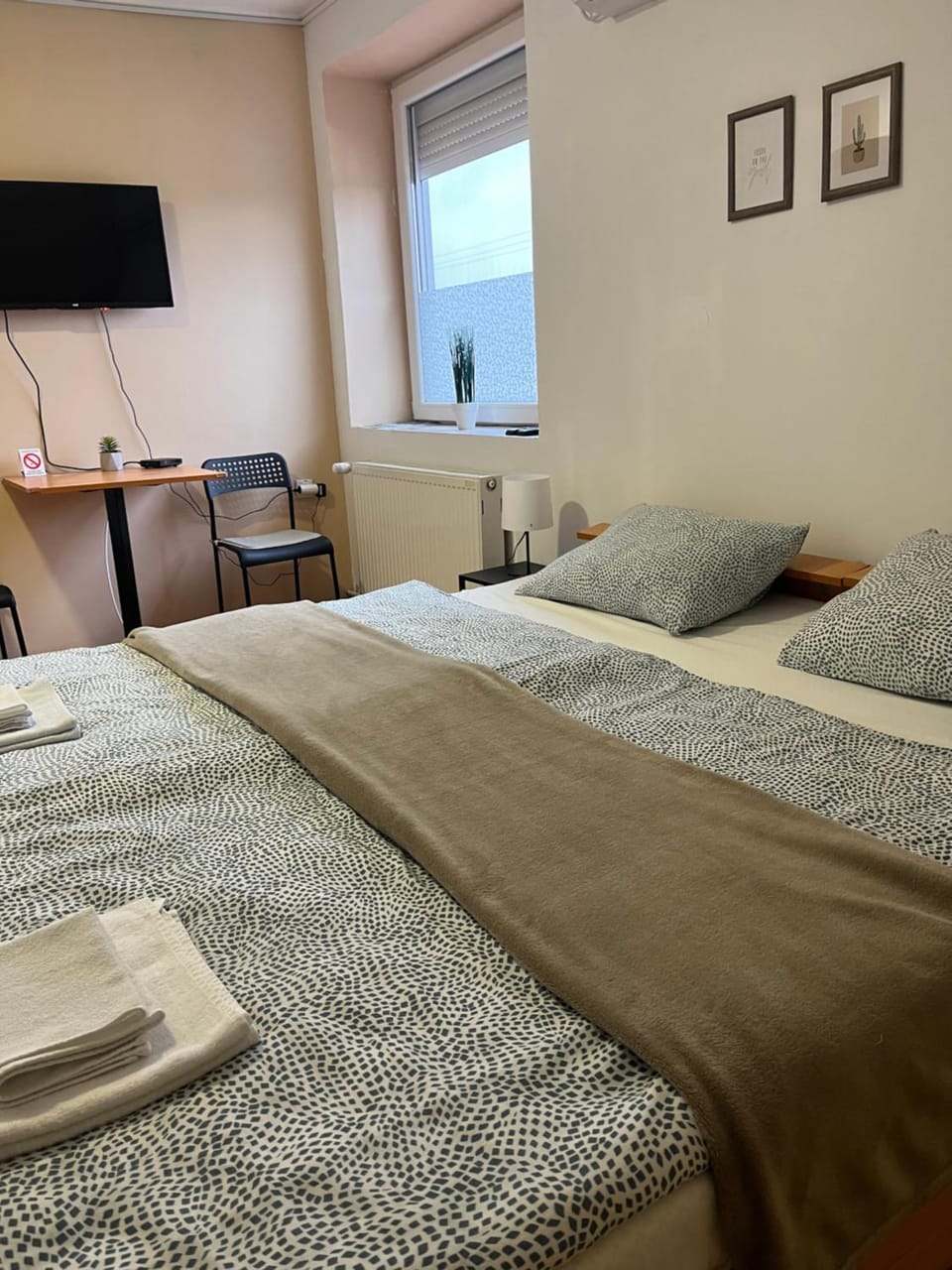 Bed, TV and multimedia, Bedroom