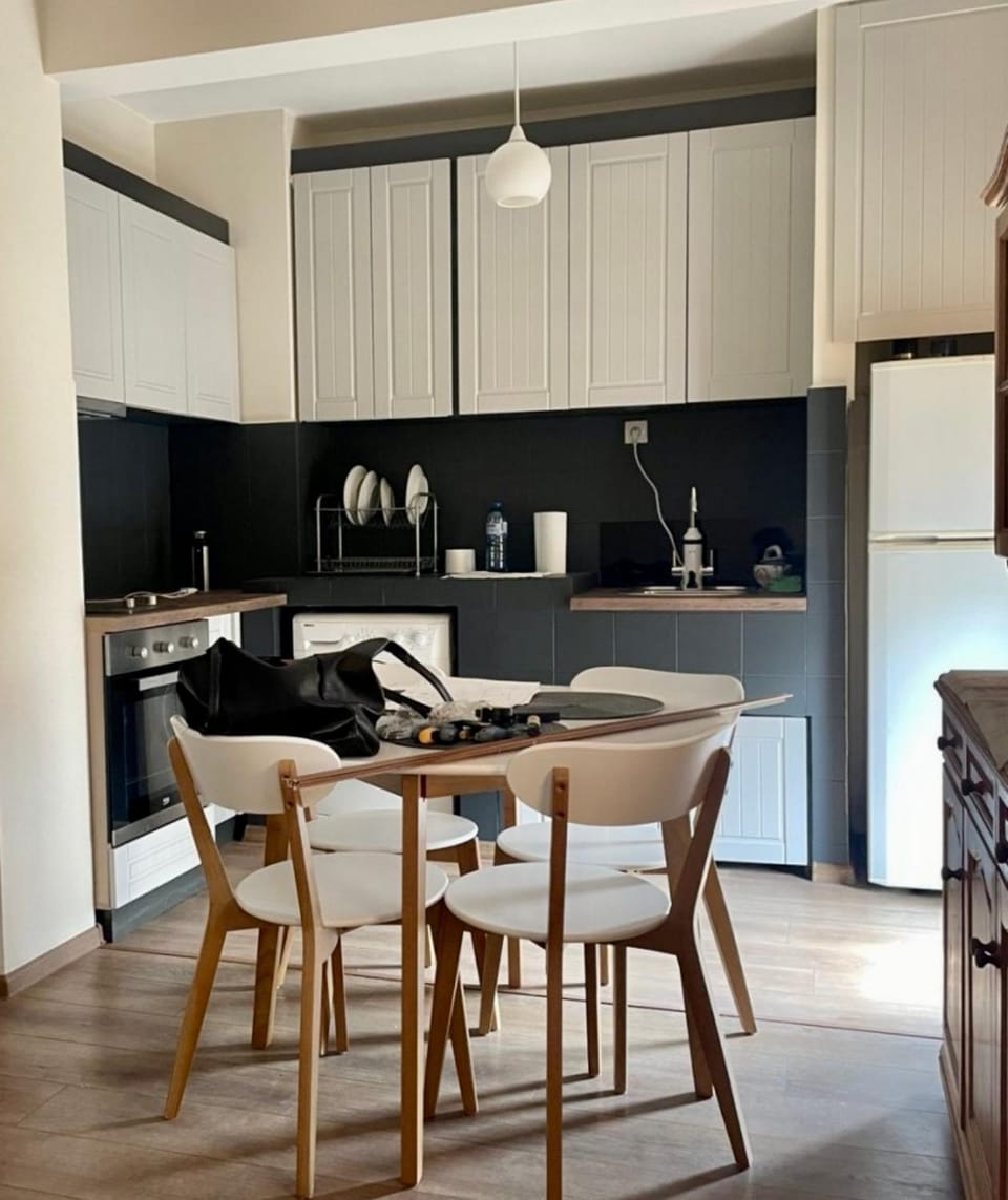 Kitchen or kitchenette, Decorative detail, Decorative detail, Seating area, Dining area, minibar, oven, stove, washing machine