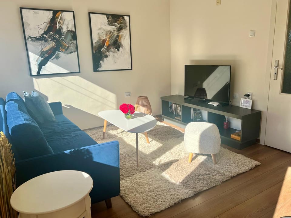 Communal lounge/ TV room, TV and multimedia, View (from property/room), Living room, Decorative detail, Decorative detail, Seating area, Evening entertainment, furniture, internet, internet