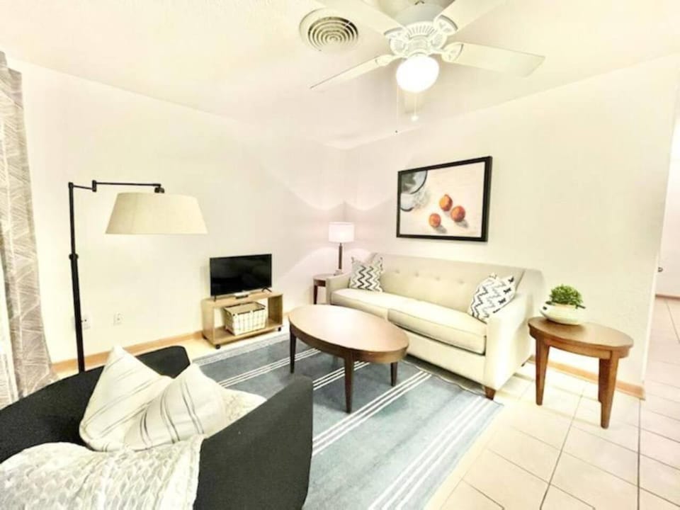 Communal lounge/ TV room, Living room, Seating area, Evening entertainment