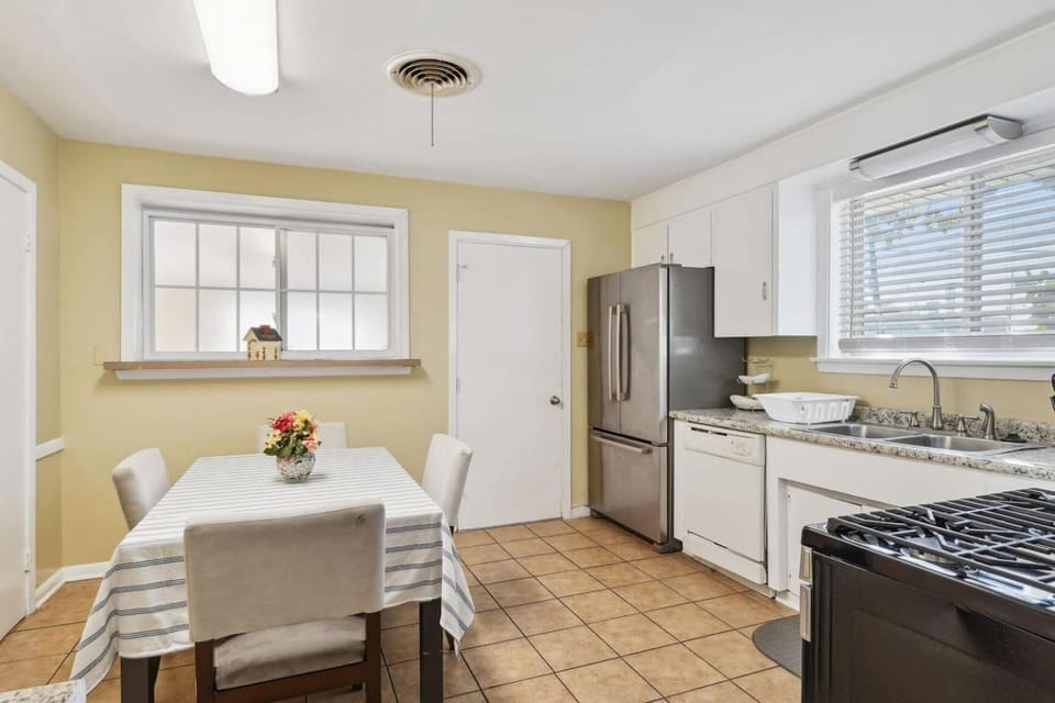Kitchen or kitchenette, Dining area, dishwasher, stove