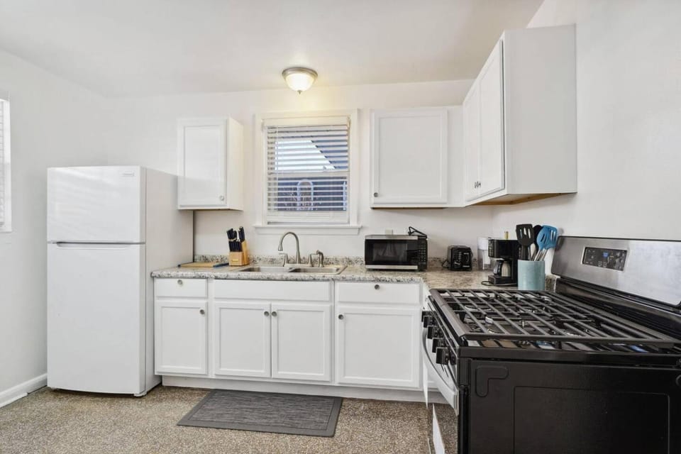 Coffee/tea facilities, Kitchen or kitchenette, minibar, oven, pet friendly, stove, toaster