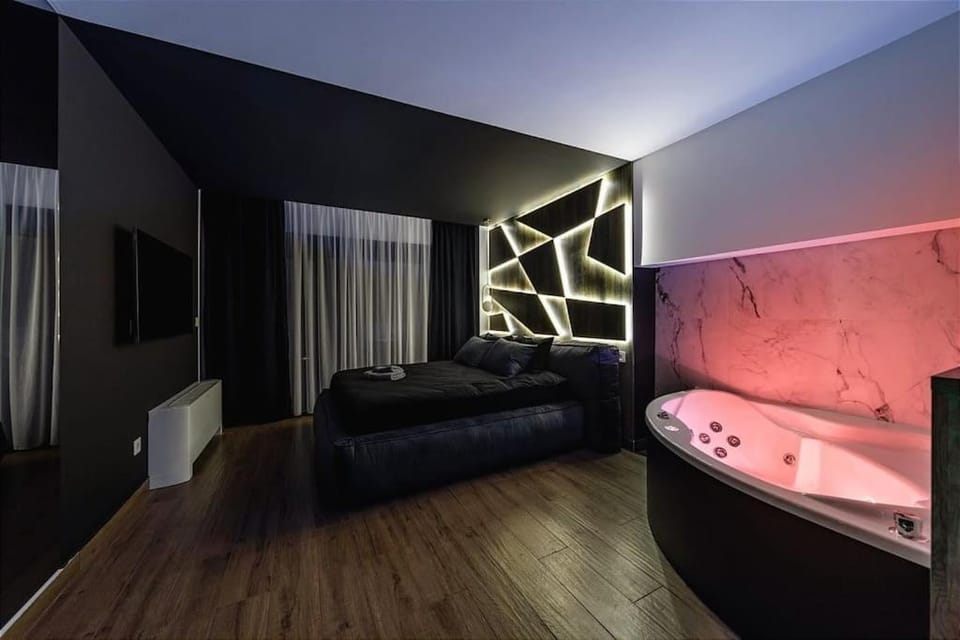 Bed, Hot Tub, Bathroom, Photo of the whole room, Bedroom, Bath